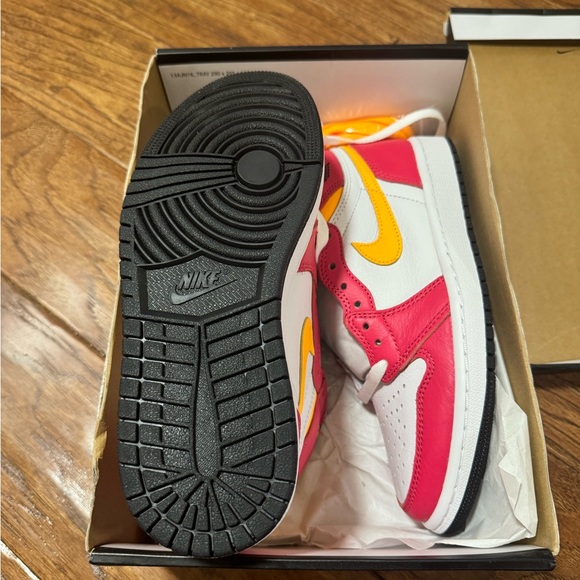 Jordan 1 Light Fusion Red - Picture 4 of 4